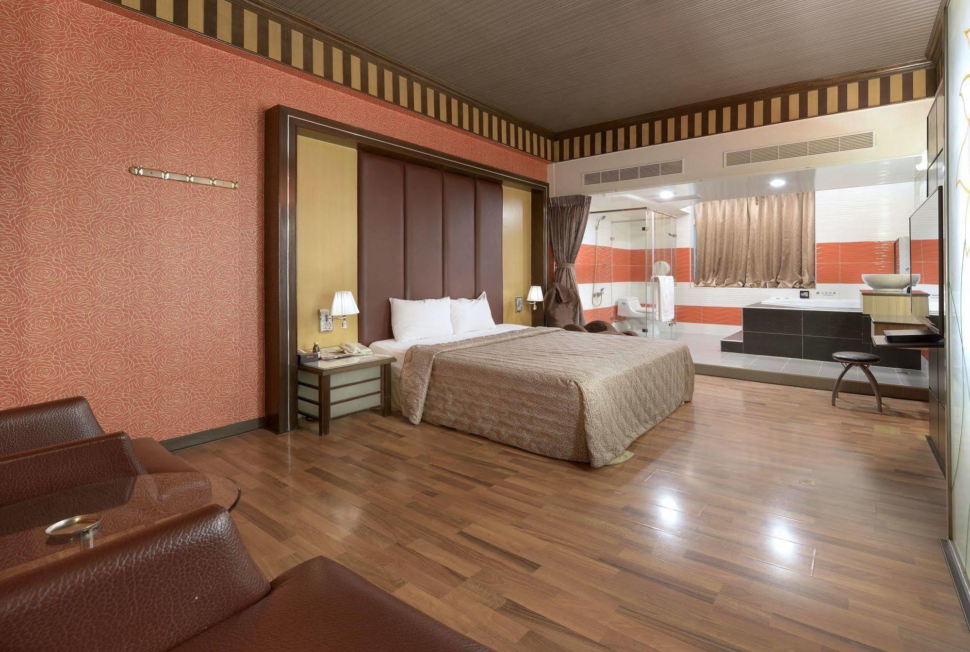 Holland Village Motel Tainan Exterior foto